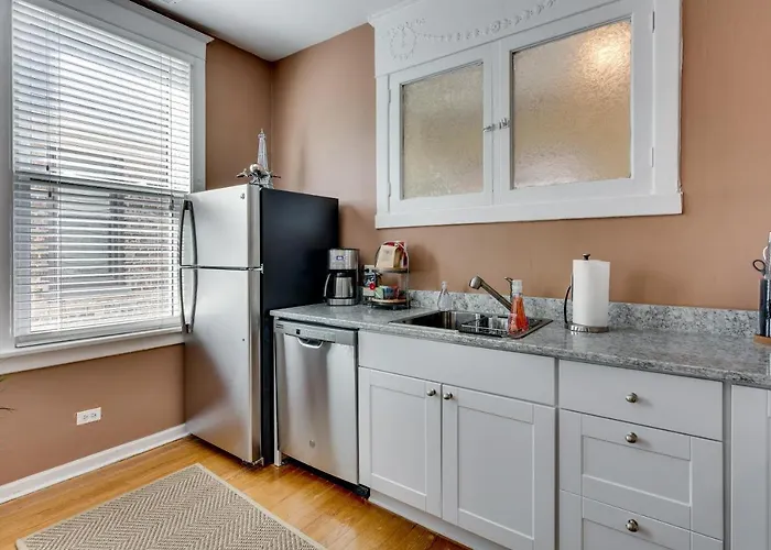 Апартаменты Warm & Comforting 4Br 2Ba In Andersonville