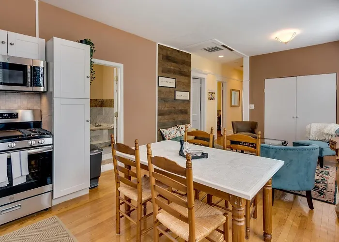 Апартаменты Warm & Comforting 4Br 2Ba In Andersonville