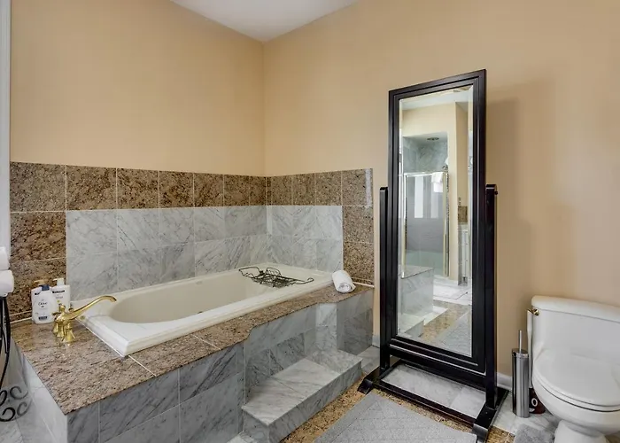 Апартаменты Warm & Comforting 4Br 2Ba In Andersonville